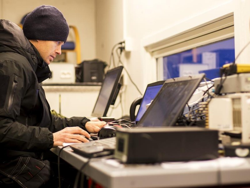 Måletekniker Ludvig Høilund Hjelmås utvikler systemer og metoder for innsamling og analyse av testdata.