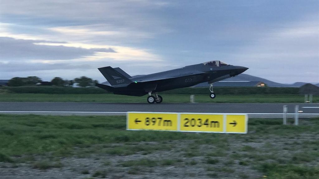 Klokken 20.50 landet tre av Norges nye F-35 på Ørland. (Foto: Lars Gjemble)