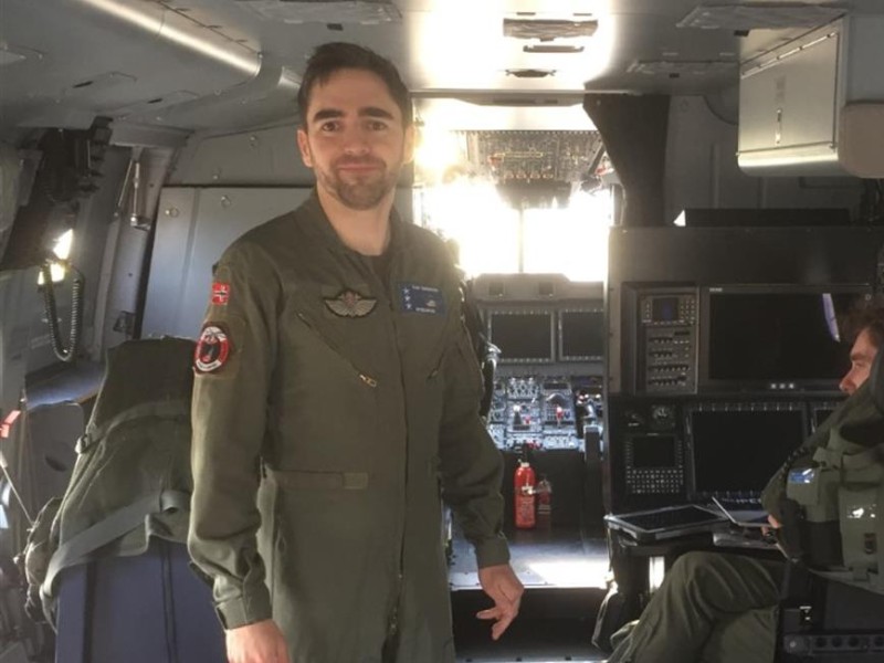 Kaptein Thomas Gundersen (pilot) og kaptein Fredrik Vik (systemoperatør) i kabinen på bakken i Humberside.