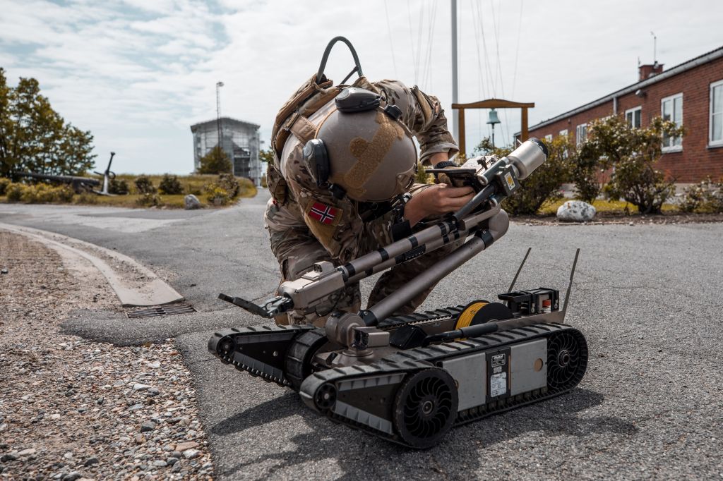 Minedykkerkommandoen benytter blant annet roboter for å kunne undersøke mistenkelige gjenstander på trygg avstand. Her er en av de EOD-robotene som Forsvaret bruker i dag. (Foto: Jakob Østheim/Forsvaret)