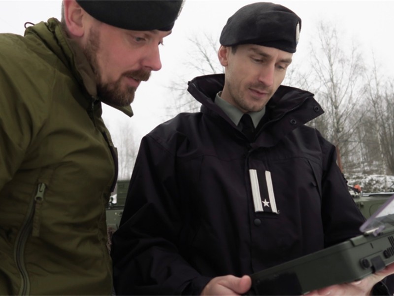 Major Jonas Berg Sivertsen fra Hæren følger ivrig med når prosjektleder Thomas Christoffersen viser frem de nye DT13 som overføres til Hæren og Heimevernet denne uken.