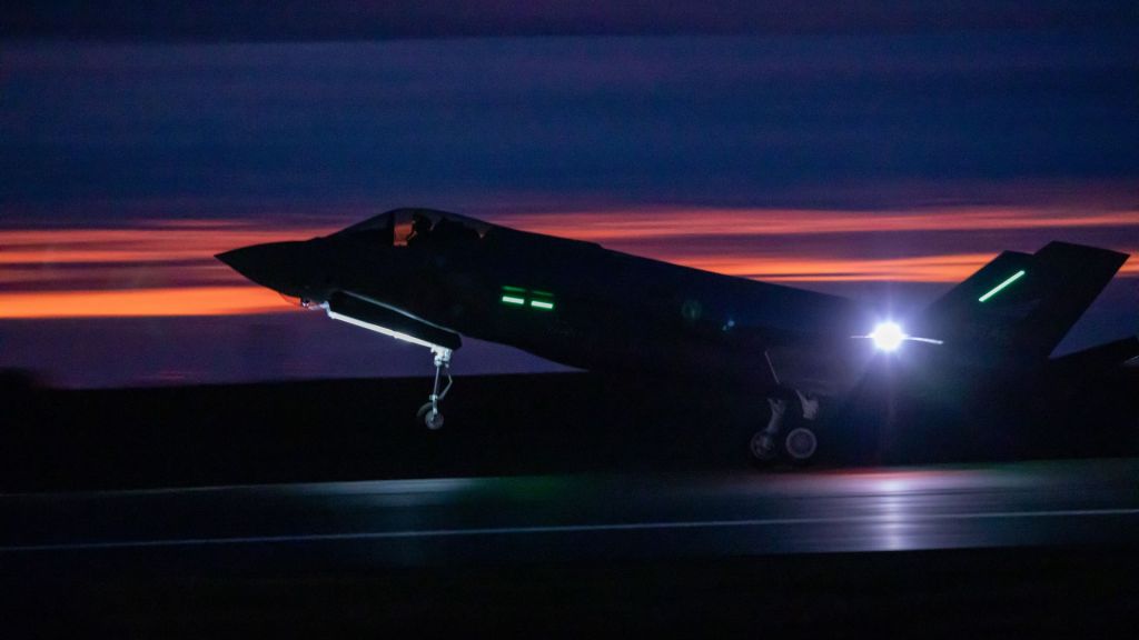 Et av de fire F-35A-flyene som landet på Ørland flystasjon litt før klokka 16 torsdag 12. desember.  Foto: Sixten Simonsen / Forsvaret