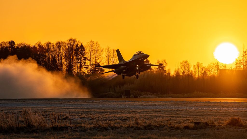 Ett av de fire F-16-flyene, som nå er overført til Romania, under en testflyging fra Kjeller. Foto: Forsvarsmateriell