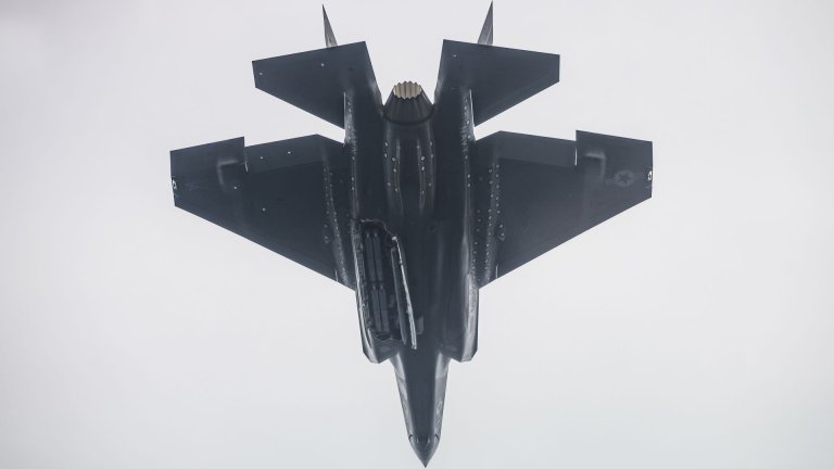 F-35-kampfly med åpen luke der vi ser fire bomber av typen SDB II.