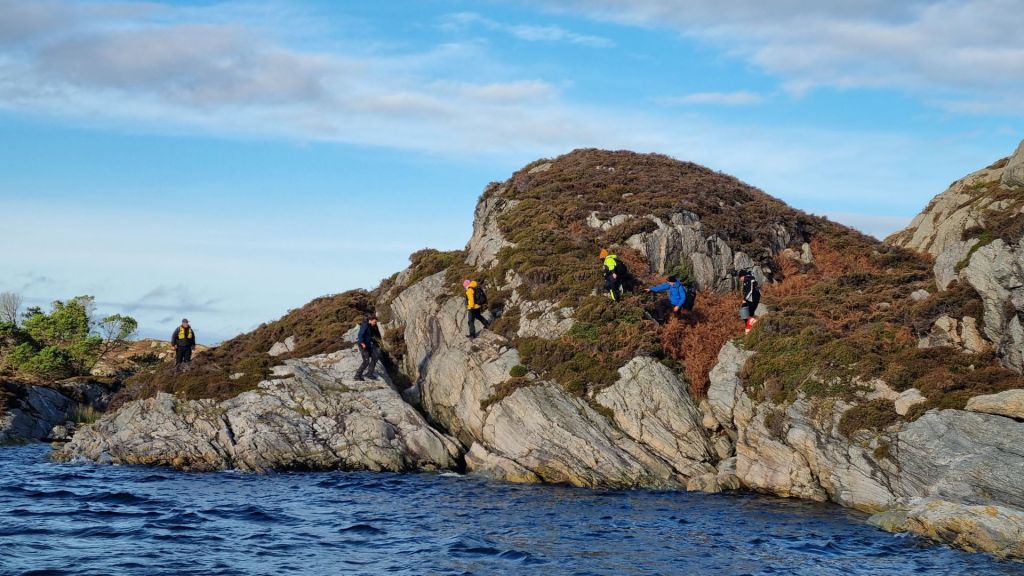 Ryddegjengen fant mye plastsøppel gjemt i sprekker på svabergene under aksjonsdagen til Forsvarsmateriell. Foto: Forsvarsmateriell