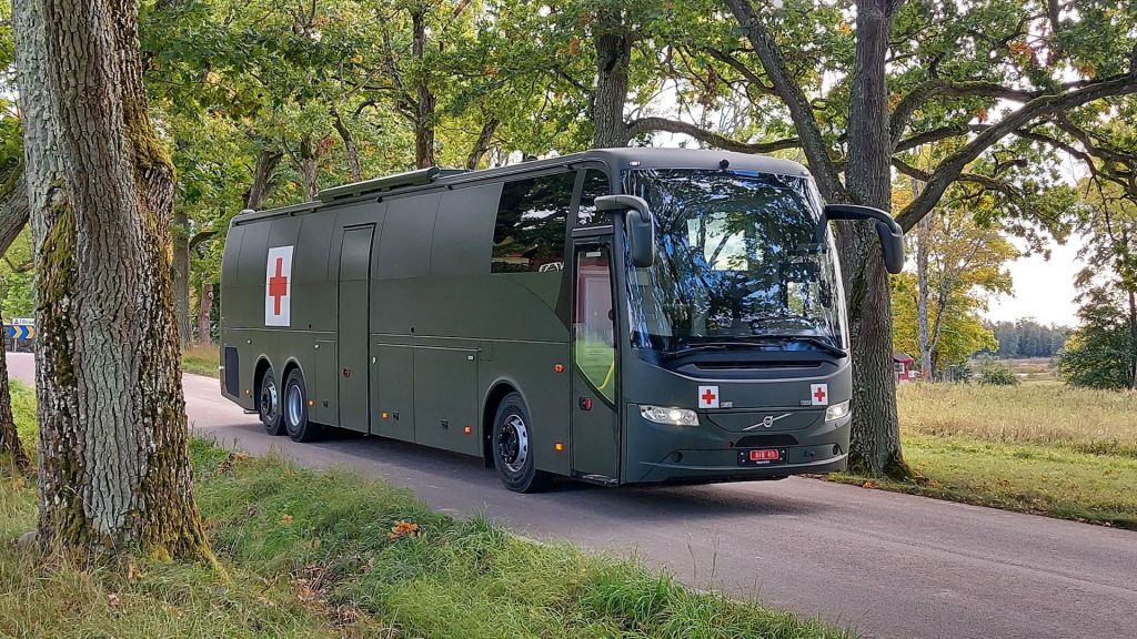 De to nye militære ambulansebussene Norge har skaffet til Ukraina er finansiert av NATOs Comprehensive Assistance Package for Ukraine. Foto: Forsvarsmateriell