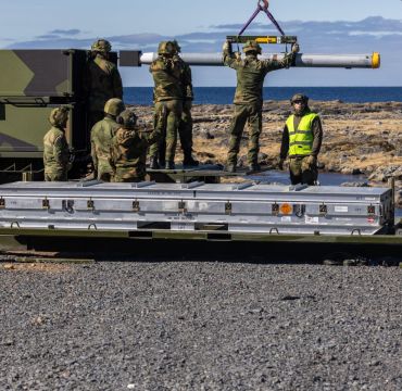 Soldatene i Luftvernbataljonen på Evenes lader NASAMS-launcher med batteri 53M. Foto: 
Ella Hagen / Forsvaret