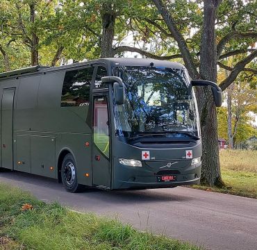 De to nye militære ambulansebussene Norge har skaffet til Ukraina er finansiert av NATOs Comprehensive Assistance Package for Ukraine. Foto: Forsvarsmateriell