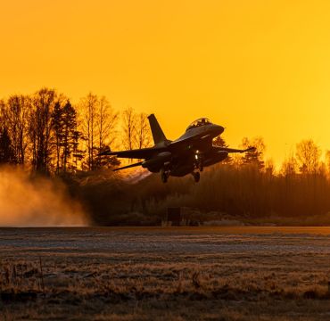 Ett av de fire F-16-flyene, som nå er overført til Romania, under en testflyging fra Kjeller. Foto: Forsvarsmateriell