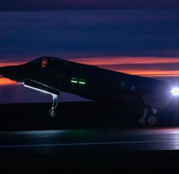 Et av de fire F-35A-flyene som landet på Ørland flystasjon litt før klokka 16 torsdag 12. desember.  Foto: Sixten Simonsen / Forsvaret