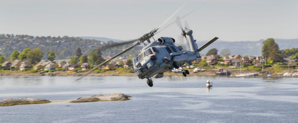 Et dansk Seahawk helikopter flyr under en demodag i Oslofjorden.  Foto: Torgeir Haugaard / Forsvaret