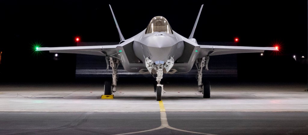 Tre nye F-35-kampfly tar av fra Lockheed Martins fabrikk ved Fort Worth i Texas, USA før de flyr til Ørlandet flystasjon og blir Luftforsvarets fjerde, femte og sjette F-35 på 132 Luftving. (Foto: Lockheed Martin)