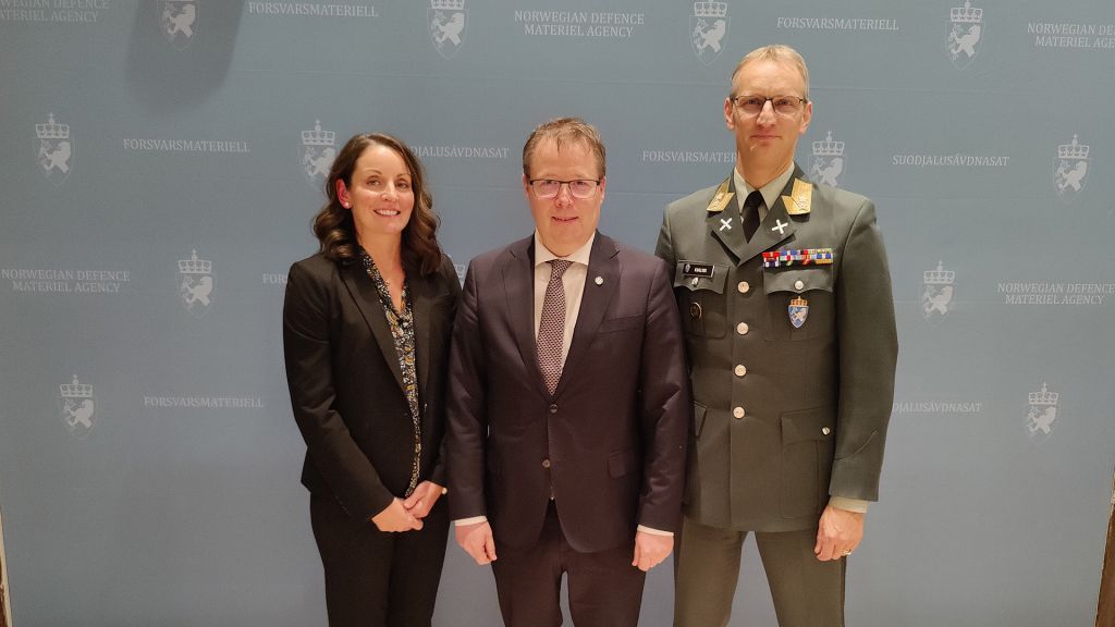 Chandra Marshall, Vice President for Radar & Sensor Systems at Lockheed Martin, Norwegian Minister of Defence Bjørn Arild Gram (Sp) and Head of Investment in NDMA, Major General Øyvind Johan Kvalvik.