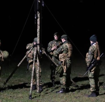 Soldatene fikk øve på å sette sammen og jobbe med utstyret både dag og natt. Foto: A. Mykkeltveit, FFI/Team 5G